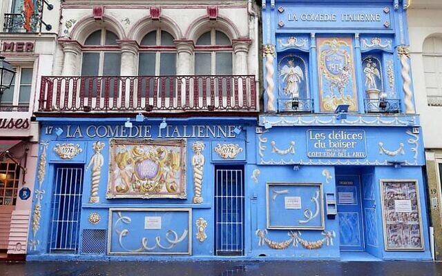 La façade de la Comédie italienne, dans le 14e arrondissement de Paris, en novembre 2016. (Crédit : Guilhem Vellut/Wikimedia Commons) La façade de la Comédie italienne, dans le 14e arrondissement de Paris, en novembre 2016. (Crédit : Guilhem Vellut/Wikimedia Commons)