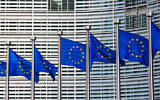 Des drapeaux européens devant le bâtiment Berlaymont, siège de la Commission européenne à Bruxelles. (Crédit : Jorisvo, iStock par Getty Images)