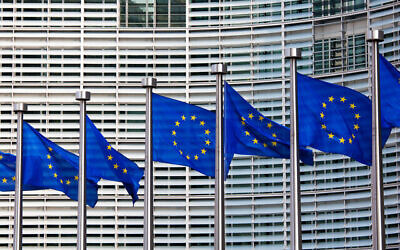 Des drapeaux européens devant le bâtiment Berlaymont, siège de la Commission européenne à Bruxelles. (Crédit : Jorisvo, iStock par Getty Images)