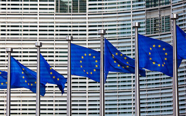 Des drapeaux européens devant le bâtiment Berlaymont, siège de la Commission européenne à Bruxelles. (Crédit : Jorisvo, iStock par Getty Images) Des drapeaux européens devant le bâtiment Berlaymont, siège de la Commission européenne à Bruxelles. (Crédit : Jorisvo, iStock par Getty Images)
