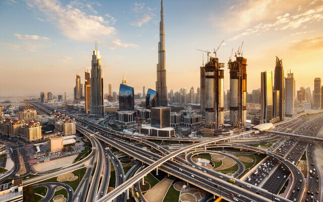 Dubaï, aux Emirats arabes unis, au crépuscule. (Crédit : Britus/ iStock by Getty Images)