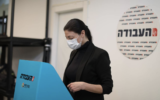 La députée Travailliste Merav Michaeli vote lors des Primaires du parti, le 24 janvier 2020. (Autorisation)