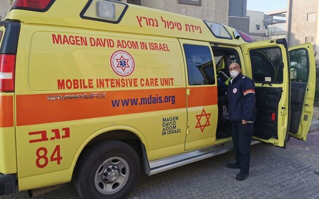Magen David Adom sur la scène d'un meurtre présumé à Yeruham le 4 janvier 2021 (Crédit : MDA)