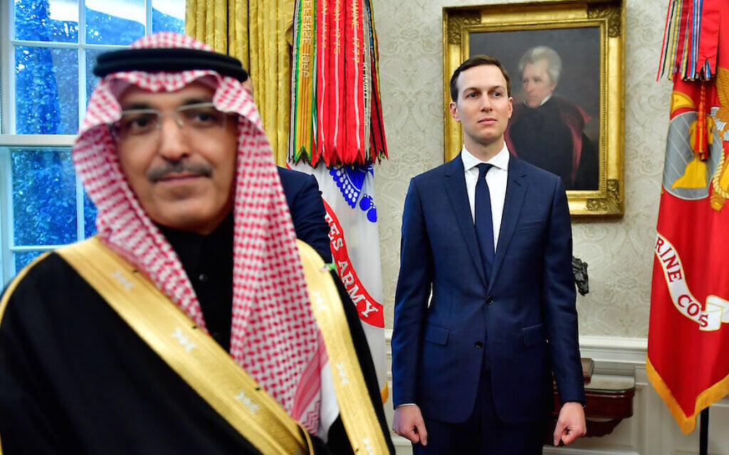 Jared Kushner (à droite) aux côtés d'un membre de la délégation saoudienne, lors d'une rencontre entre le président américain Donald Trump et le prince héritier Mohammed ben Salmane du Royaume d'Arabie Saoudite dans le bureau ovale de la Maison Blanche, le 20 mars 2018. (Kevin Dietsch/ Pool/ Getty Images)