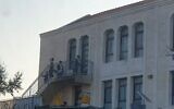 Capture d'écran d'une vidéo montrant apparemment des étudiants entrant dans une yeshiva à Beitar Illit malgré le confinement imposé par le gouvernement. (Douzièm chaîne)