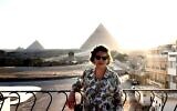 L'ambassadrice Amira Oron devant la grande pyramide de Gizeh, Egypte, photo non datée. (Autorisation Amira Oron)