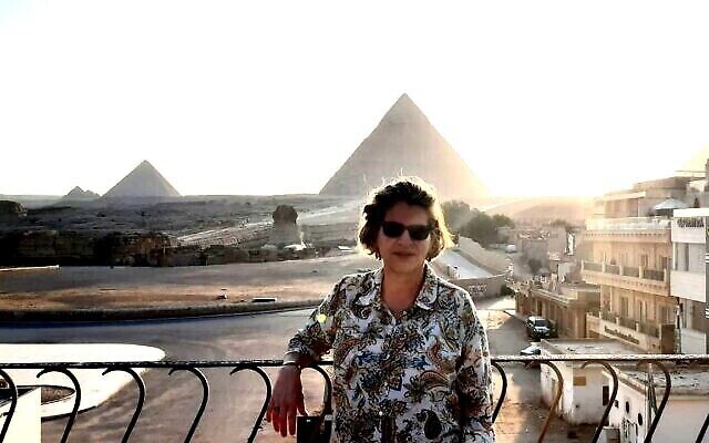 L'ambassadrice Amira Oron devant la grande pyramide de Gizeh, Egypte, photo non datée. (Autorisation Amira Oron)