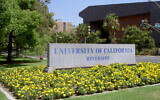 Un panneau à l'entrée du campus de Riverside, de l'Université de Californie. (Crédit : Wikimedia Commons)