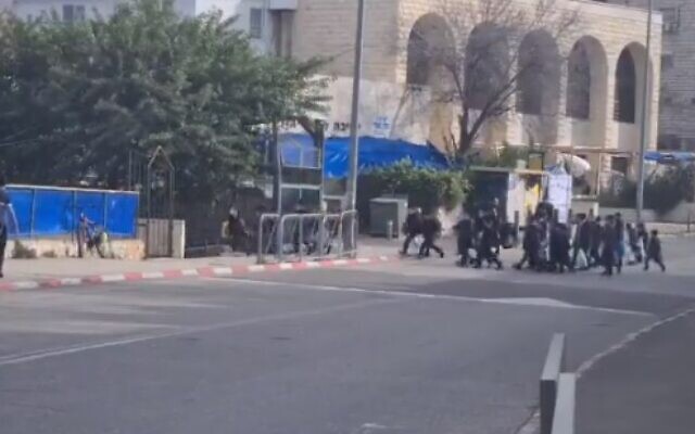 Des enfants haredim vont à l'école malgré les règles du confinement national, le 17 janvier 2021. (Capture d'écran) Des enfants haredim vont à l'école malgré les règles du confinement national, le 17 janvier 2021. (Capture d'écran)