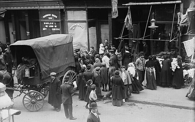 Une foule se rassemble devant une boucherie casher lors d'une émeute pour la viande dans le Lower East Side de New York, tirée de "The Great Kosher Meat Wars of 1902". (non daté). (Library of Congress Prints and Photographs Division)