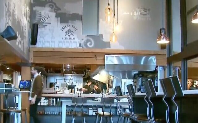 L'intérieur d'un restaurant Shalom Y'all à Portland, dans un journal télévisé de 2019. (Capture d'écran de YouTube via JTA)
