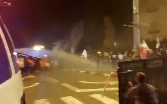 La police utilise un canon à eau contre des manifestants qui tentent de franchir un poste de contrôle, blessant un agent, le 30 janvier 2021. (Capture d'écran/Twitter) La police utilise un canon à eau contre des manifestants qui tentent de franchir un poste de contrôle, blessant un agent, le 30 janvier 2021. (Capture d'écran/Twitter)