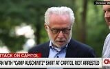Wolf Blitzer dit un Kaddish à Auschwitz lors d'une visite en 2014 pour un documentaire. (Capture d'écran)