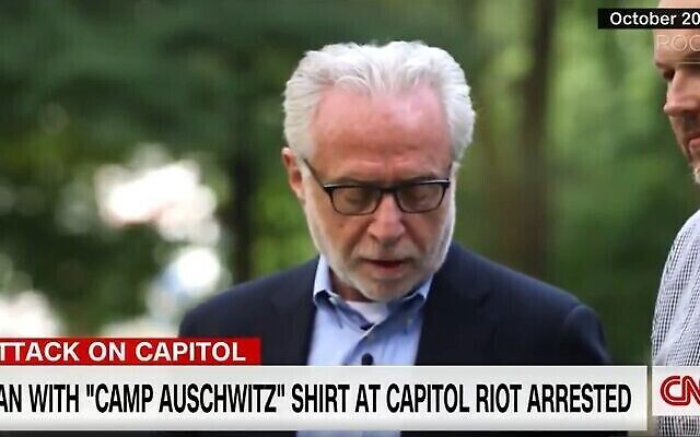 Wolf Blitzer dit un Kaddish à Auschwitz lors d'une visite en 2014 pour un documentaire. (Capture d'écran)