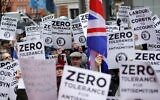Des pancartes lors d’un rassemblement organisé par la Campagne contre l'antisémitisme devant le siège du Parti travailliste britannique, dans le centre de Londres, le 8 avril 2018. (AFP / Tolga Akmen)