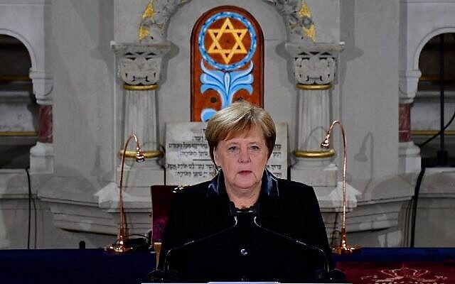 La Chancelière allemande Angela Merkel s'exprime lors d'une cérémonie à la Synagogue Rykestrasse de Berlin le 9 novembre 2018 pour commémorer le 80e anniversaire du pogrom nazi de la Nuit de Cristal. (Tobias Schwarz/AFP)