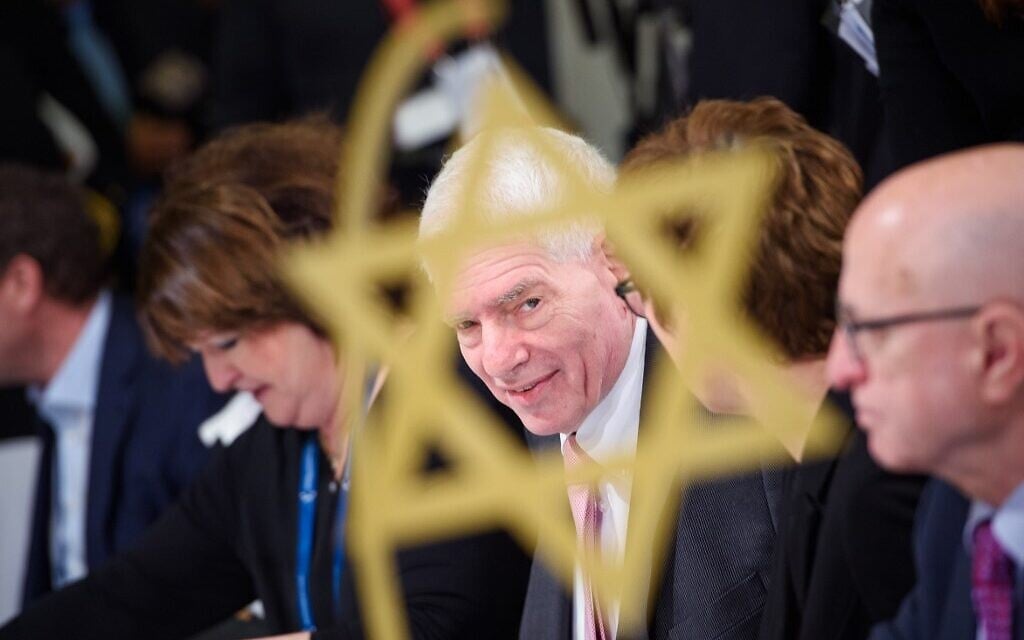 Le président du Conseil central des Juifs d'Allemagne, Josef Schuster (au centre), assiste à la réunion du "Gemeindetag 2019", qui réunit des organisations juives et des membres des communautés juives de tout le pays. Le 20 décembre 2019 à Berlin, il a signé avec le ministre allemand de la Défense un accord sur la mise en place d'une aumônerie militaire juive au sein de la Bundeswehr. (Photo de Gregor Fischer / dpa / AFP)