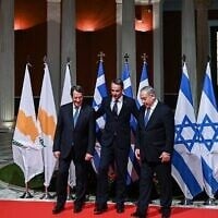 Le Premier ministre grec Kyriakos Mitsotakis (au centre), son homologue israélien Benjamin Netanyahu (à droite) et le président chypriote Nikos Anastasiadis posent à Athènes le 2 janvier 2020, avant la signature d'un accord pour le projet de gazoduc EastMed destiné à acheminer le gaz de la Méditerranée orientale vers l'Europe. (ARIS MESSINIS / AFP)