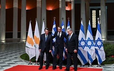 Le Premier ministre grec Kyriakos Mitsotakis (au centre), son homologue israélien Benjamin Netanyahu (à droite) et le président chypriote Nikos Anastasiadis posent à Athènes le 2 janvier 2020, avant la signature d'un accord pour le projet de gazoduc EastMed destiné à acheminer le gaz de la Méditerranée orientale vers l'Europe. (ARIS MESSINIS / AFP)