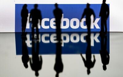 Le logo Facebook à Bruxelles, le 14 février 2020. (Crédit : Kenzo TRIBOUILLARD / AFP)