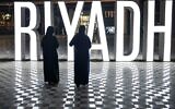 Des femmes devant un panneau "I LOVE RIYADH" dans un centre commercial de Riyad, la capitale de l'Arabie saoudite, le 31 octobre 2020. (Crédit : FAYEZ NURELDINE / AFP)