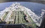Extrait d'une séquence de vidéosurveillance du Hankuk Chemi, un pétrolier battant pavillon sud-coréen, alors qu'un bateau des Corps des Gardiens de la Révolution islamique est vu dans un cercle rouge sur l'écran, à Busan, au sud Corée, le 4 janvier 2021. (Crédit : Yonhap/AFP)