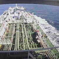 Extrait d'une séquence de vidéosurveillance du Hankuk Chemi, un pétrolier battant pavillon sud-coréen, alors qu'un bateau des Corps des Gardiens de la Révolution islamique est vu dans un cercle rouge sur l'écran, à Busan, au sud Corée, le 4 janvier 2021. (Crédit : Yonhap/AFP)