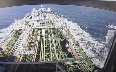 Extrait d'une séquence de vidéosurveillance du Hankuk Chemi, un pétrolier battant pavillon sud-coréen, alors qu'un bateau des corps des gardiens de la révolution islamique iraniens est vu dans un cercle rouge sur l'écran, à Busan, au sud Corée, le 4 janvier 2021. (Crédit : YONHAP / AFP)