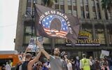 Des manifestants de QAnon, spécialistes de la théorie du complot, protestent contre le trafic d'enfants sur Hollywood Boulevard à Los Angeles, Californie, le 22 août 2020. (Kyle Grillot / AFP)