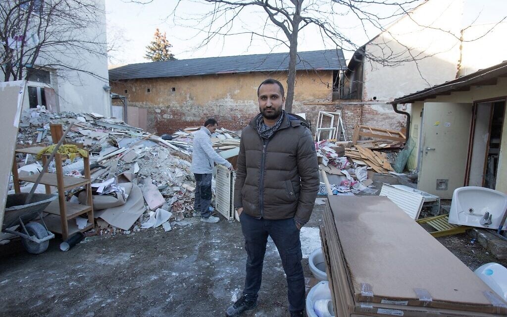 Sukhdeep Singh, qui a quitté sa région natale du Punjab quand il était adolescent pour une nouvelle vie en Europe, devant le foyer Laura Gatner à Hirtenberg près de Baden, en Autriche, le 22 janvier 2021. (Crédit :   ALEX HALADA / AFP)