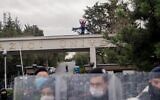 Un étudiant brandit un drapeau LGBT lors d'une manifestation organisée à l'université Bogazici d'Istanbul pour dénoncer les propos anti-LGBT du président Erdogan, le 1er février 2021. (Crédit :  Bulent Kilic / AFP)
