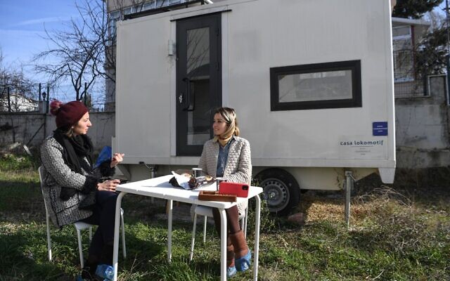 Pelin Dustegor (à droite), propriétaire de la marque Casa Lokomotif, lors d'une interview, le 21 janvier 2021 à Silivri à Istanbul. (Crédit : Ozan KOSE / AFP) Pelin Dustegor (à droite), propriétaire de la marque Casa Lokomotif, lors d'une interview, le 21 janvier 2021 à Silivri à Istanbul. (Crédit : Ozan KOSE / AFP)