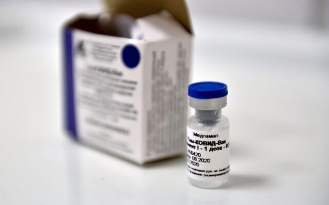 Un flacon contenant le nouveau vaccin russe contre le coronavirus avant la vaccination d'un volontaire dans le cadre d’un essai à Moscou, le 10 septembre 2020. (Crédit : Natalia KOLESNIKOVA / AFP)
