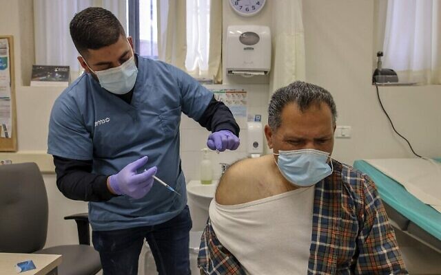 Une résident palestinienn du quartier de Beit Hanina à Jérusalem-Est se fait vacciner contre le coronavirus dans un centre de santé de Clalit, le 3 février 2021. (Ahmad Gharabli/AFP) Une résident palestinienn du quartier de Beit Hanina à Jérusalem-Est se fait vacciner contre le coronavirus dans un centre de santé de Clalit, le 3 février 2021. (Ahmad Gharabli/AFP)