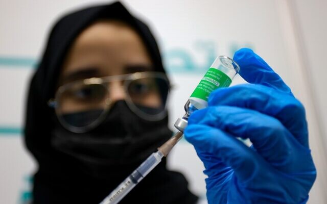 Une infirmière prépare une dose du vaccin Oxford-AstraZeneca dans un centre de vaccination au Centre financier international de Dubaï, le 3 février 2021. (Crédit : Karim SAHIB / AFP) Une infirmière prépare une dose du vaccin Oxford-AstraZeneca dans un centre de vaccination au Centre financier international de Dubaï, le 3 février 2021. (Crédit : Karim SAHIB / AFP)