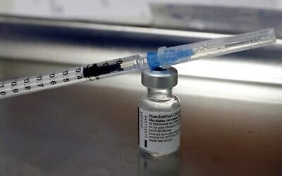 Une dose de vaccin contre le coronavirus de  Pfizer-BioNtech dans un centre de santé Clalit installé dans un gymnase de Hod Hasharon, dans le centre d'Israël, le 4 février 2021. (Crédit :  JACK GUEZ / AFP)