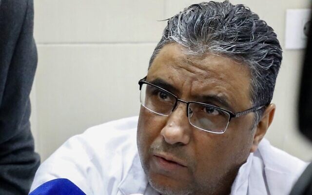 Dans cette photo prise le 11 février 2020 lors d'une visite guidée organisée par le Service d'information de l'Etat égyptien, le journaliste d'Al Jazeera Mahmoud Hussein s'entretient avec des journalistes en visite à la clinique de la prison de Tora, dans la banlieue sud du Caire, la capitale égyptienne. (Crédit : Khaled DESOUKI / AFP) Dans cette photo prise le 11 février 2020 lors d'une visite guidée organisée par le Service d'information de l'Etat égyptien, le journaliste d'Al Jazeera Mahmoud Hussein s'entretient avec des journalistes en visite à la clinique de la prison de Tora, dans la banlieue sud du Caire, la capitale égyptienne. (Crédit : Khaled DESOUKI / AFP)