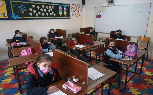 Illustration : Les élèves jordaniens en classe pour la première fois depuis près d'un an, à Amman, le 7 février 2021. (Crédit : Khalil Mazraawi/AFP) Illustration : Les élèves jordaniens en classe pour la première fois depuis près d'un an, à Amman, le 7 février 2021. (Crédit : Khalil Mazraawi/AFP)