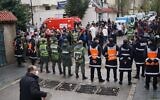 Les services d'urgence se réunissent sur le site d'un atelier textile clandestin qui a été inondé après les fortes pluies qui se sont abattues sur la ville marocaine de Tanger le 8 février 2021. (Crédit : AFP)