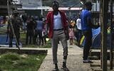 Le migrant soudanais Ahmed Kabeer marche dans un camp du village de Bajo Chiquito, province de Darien, Panama, le 10 février 2021. (Crédit : Luis ACOSTA / AFP)