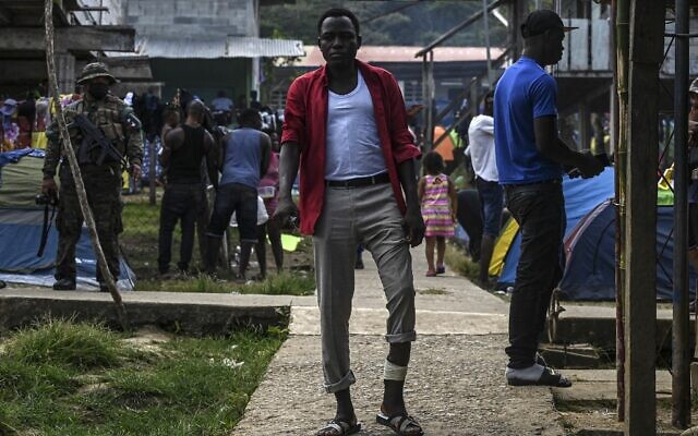 Le migrant soudanais Ahmed Kabeer marche dans un camp du village de Bajo Chiquito, province de Darien, Panama, le 10 février 2021. (Crédit : Luis ACOSTA / AFP) Le migrant soudanais Ahmed Kabeer marche dans un camp du village de Bajo Chiquito, province de Darien, Panama, le 10 février 2021. (Crédit : Luis ACOSTA / AFP)