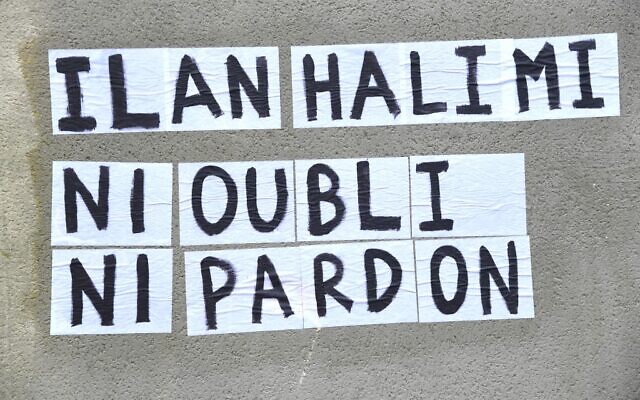 Des affiches au jardin llan Halimi, à Paris, le 14 février 2021. (Crédit : Bertrand GUAY / AFP)