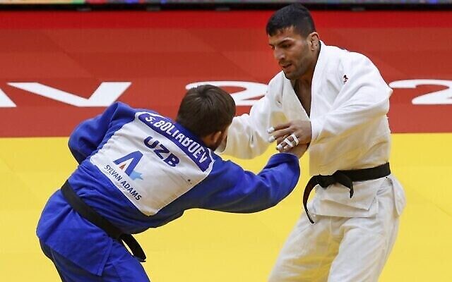 Le judoka de Mongolie d'origine iranienne Saeid Mollaei (blanc) affronte le judoka d'Ouzbékistan Sharofiddin Boltaboev lors de la finale de la catégorie masculine des moins de 81 kg du Grand Chelem de Tel Aviv 2021, dans la ville de Tel Aviv, le 19 février 2021. (JACK GUEZ / AFP)