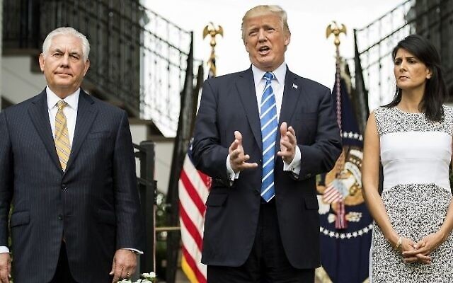 Dossier : Donald Trump (au centre), alors président des États-Unis, s'adresse à la presse avec le secrétaire d'État américain de l'époque, Rex Tillerson (à gauche), et l'ambassadrice aux Nations unies, Nikki Haley (à droite), le 11 août 2017 au Trump National Golf Club de Bedminster, dans le New Jersey. (AFP Photo/Jim Watson)