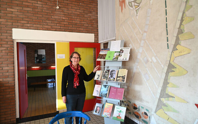 Hanneke Rozema accueille les visiteurs au musée De Duikelaar museum à Nieuwlande, aux Pays-Bas, le 25 janvier 2021. (Crédit :  Cnaan Liphshiz/ JTA)