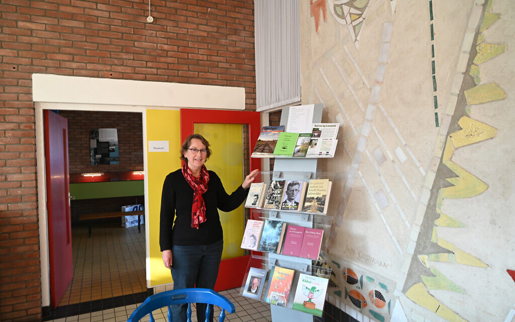 Hanneke Rozema accueille les visiteurs au musée De Duikelaar museum à Nieuwlande, aux Pays-Bas, le 25 janvier 2021. (Crédit :  Cnaan Liphshiz/ JTA)