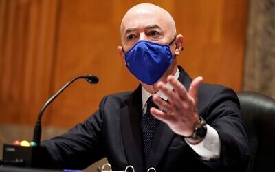 Alejandro Mayorkas témoigne lors de l'audience de sa confirmation au sénat au poste de secrétaire de la Sécurité intérieure, le 19 janvier 2021. (Crédit : Joshua Roberts-Pool/Getty Images via JTA)