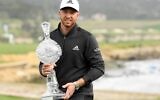 Le joueur américain Daniel Berger avec son trophée après avoir remporté l'AT & T Pebble Beach Pro-Am le 14 février 2021, à Pebble Beach, en Californie. (Crédit : Harry How / Getty Images via AFP)