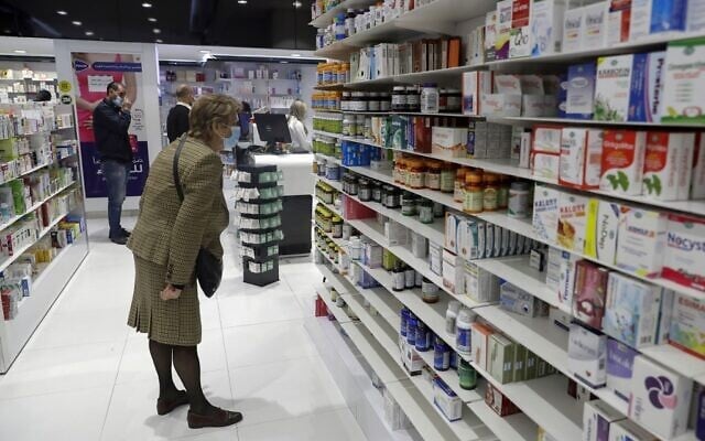 Des clients dans une pharmacie de la capitale libanaise Beyrouth, le 2 février 2021. (Crédit : JOSEPH EID / AFP)