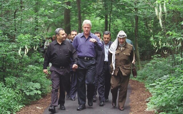 De gauche à droite : Ehud Barak, Bill Clinton, Yasser Arafat à Camp David, juillet 2000. (William J. Clinton Presidential Library/ Courtesy of Sony Pictures Classics)